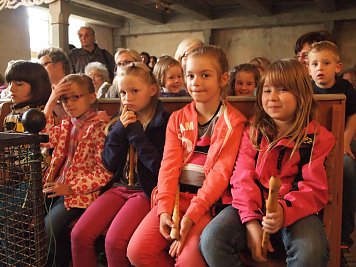 Jüngste Flötistinnen im Johanni-Gottesdienst 2014 (Foto: Regina Englert)