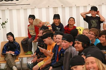 Aufmerksame Kinder beim Theaterstück (Foto: Moritz Krieger)