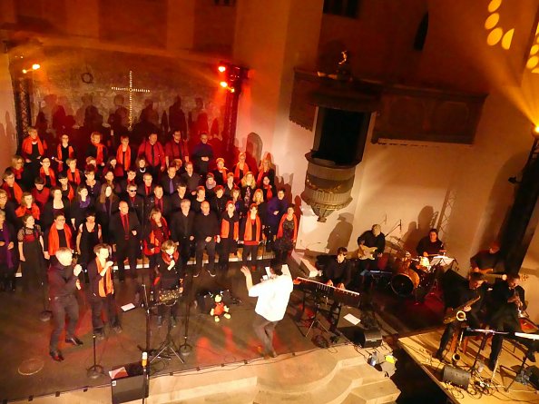 Der Gospelchor Karíbu und die Gospelkirche & -band Hannover in der Jugendkirche (Foto: R. Englert)