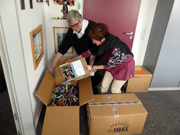 50 kg Stifte gehen auf die Reise (Foto: R. Englert)