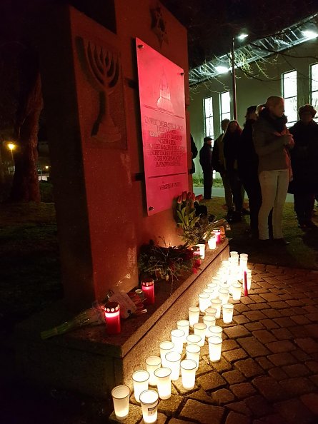 Kerzen am Denkmal (Foto: Regina Englert)