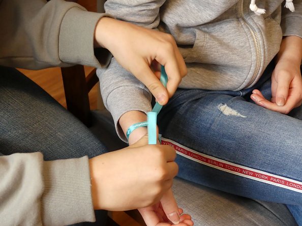 Segensbändchen werden gebunden (Foto: R. Englert)