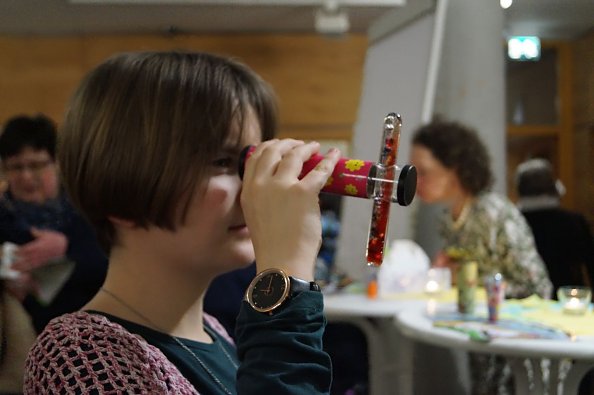 Der Blick durchs Kaleidoskop (Foto: M. Schwarze)