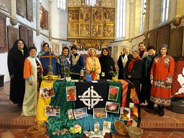 Frauen in Mediasch/Rumänien feiern den WGT (Foto: B. Kenst)