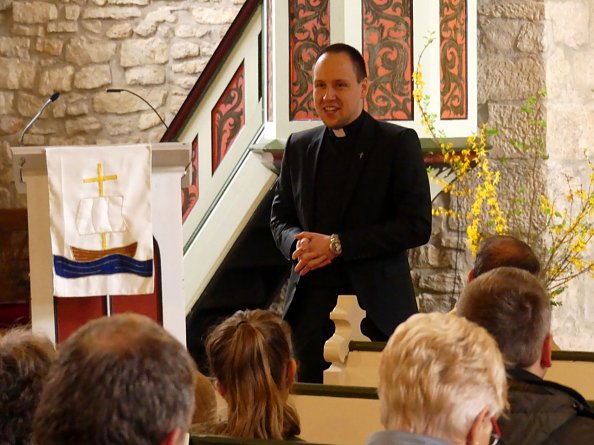 Vikar Florian Zobel gestaltete den Gottesdienst (Foto: R. Englert)