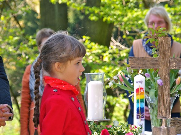 Taufe von Josi Burgdorff durch Pfarrerin Sabine Wegner (Foto: privat)