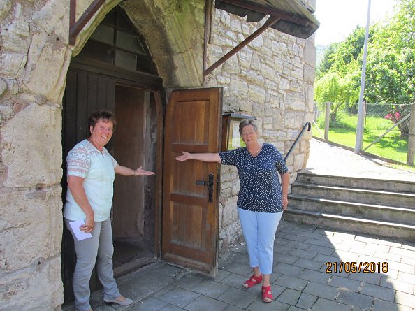 Gabi Spieß und Rita Rothagen öffnen ihre Kirchentür weit für die Gäste (Foto: privat)