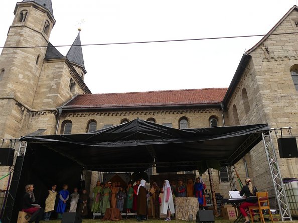 Kinder-Kirchen-Musical im Windschutz der Basilika (Foto: R. Englert)