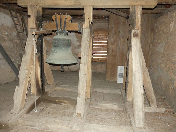 Einsam im Kirchturm - seit dem zweiten Weltkrieg mal wieder einsam - die Glocke der Rosenkirche (Foto: R. Englert)