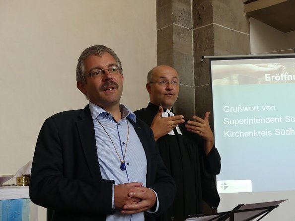 Grußwort von Superintendent Andreas Schwarze und Landesgehörlosenpfarrer Konrath als Dolmetscher (Foto: R. Englert)