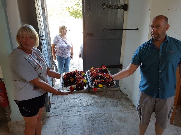 Anett Kley und Michael Zehner tragen die prächtige Torte vor Beginn des Pilger-Gottesdienstes in die Kirche (Foto: Chr. Maletz)