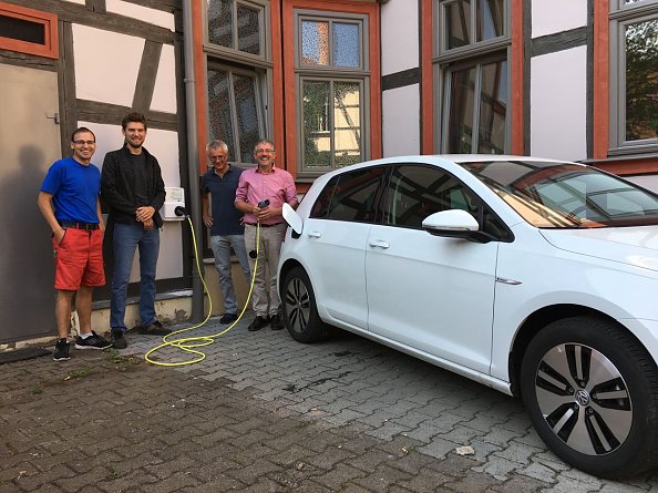 Thomas Koch (Geschäftsführer Firma Koch), Martin Wurzbacher (technischer Leiter Intrasol), Dr. Uwe Krieger (Präses) sowie Superintendent Andreas Schwarze mit dem Ladestecker (Foto: Intrasol)