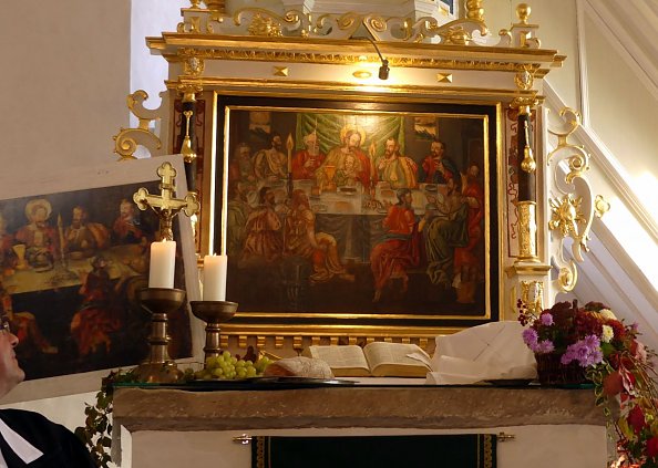 Die Kopie verschwindet - vor den Augen der Gemeinde erscheint das restaurierte Bild (Foto: R. Englert)