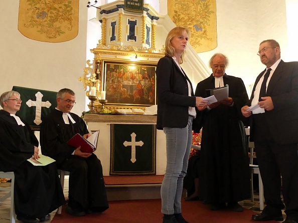 Übergabe des Bildes an den Gemeindekirchenrat (Foto: R. Englert)