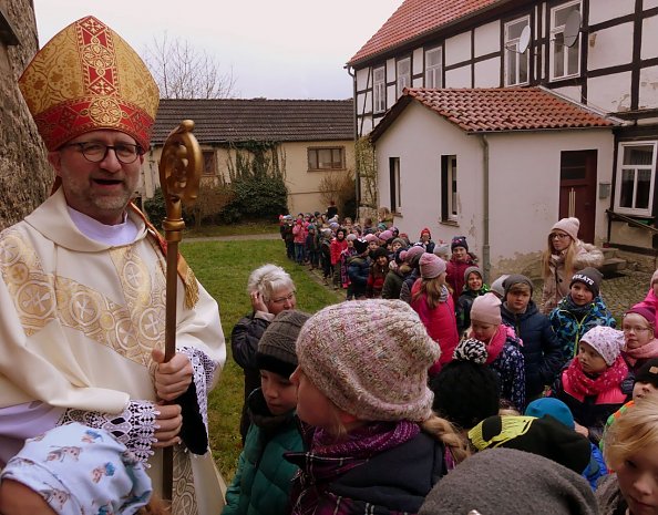 Eine ganze Schule wartet vor St. Nicolai (Foto: R. Englert)