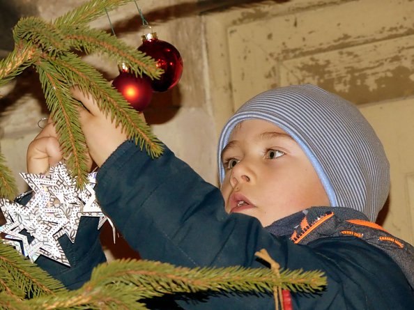 Weihnachtsbaumschmücken in Nohra (Foto: R. Englert)