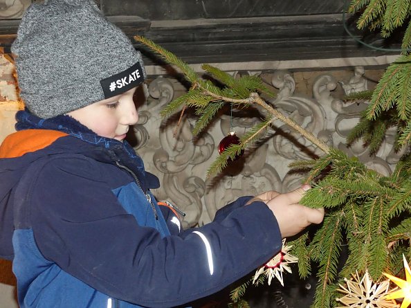 Weihnachtsbaumschmücken in Nohra (Foto: R. Englert)