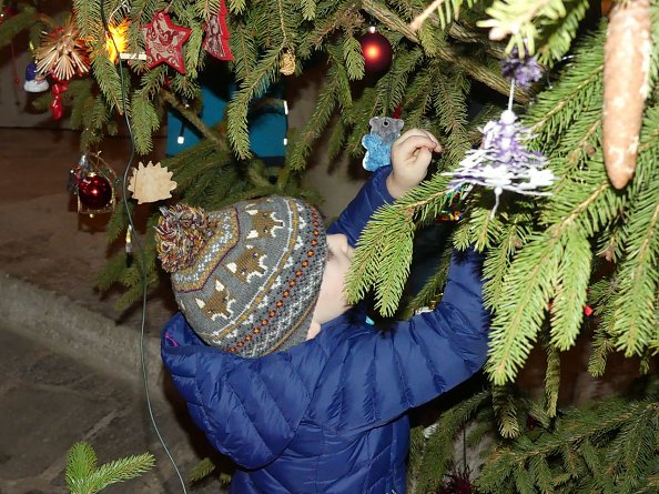 Weihnachtsbaumschmücken in Nohra (Foto: R. Englert)