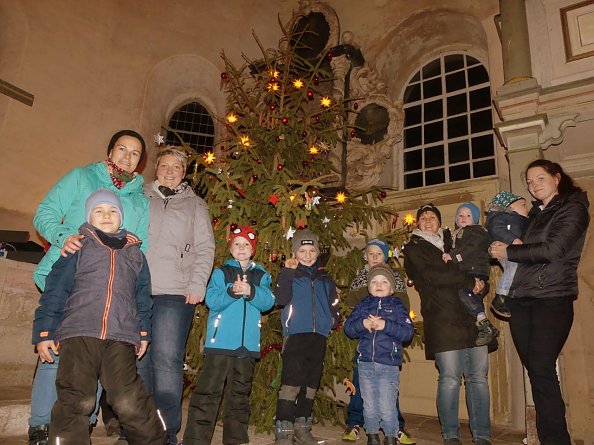 Weihnachtsbaumschmücken in Nohra (Foto: R. Englert)