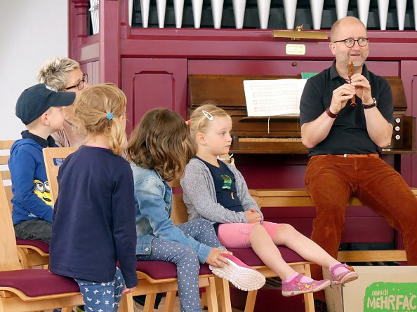 Pfarrer Bernhard Halver mit dem Kindergarten Niedergebra (Foto: R. Englert)