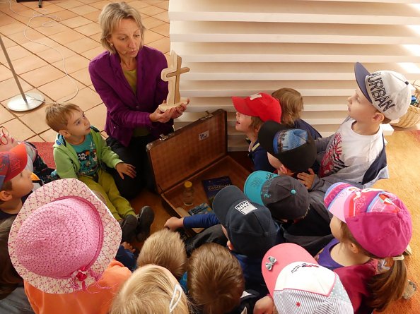 Gemeindepädagogin Kerstin Müller mit dem Kindergarten Niedergebra (Foto: R. Englert)