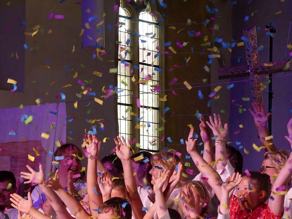 Konfettiregen zum Abschied (Foto: Regina Englert)