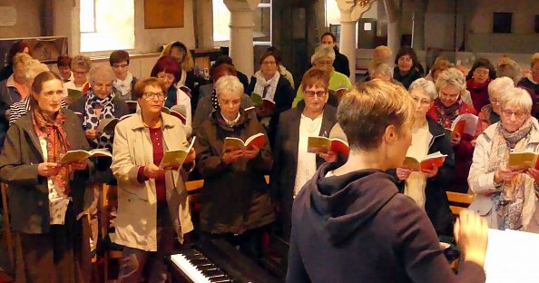 Christine Heimrich dirigiert den großen Chor (Foto: R. Englert)