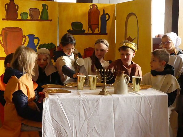 Der Tisch bei Zachäus ist gut gefüllt (Foto: R. Englert)