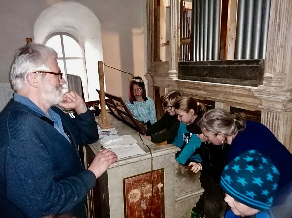 Heute haben die Kinder der Kinderstunde den Orgelbauer besucht (Foto: S. Wegner)