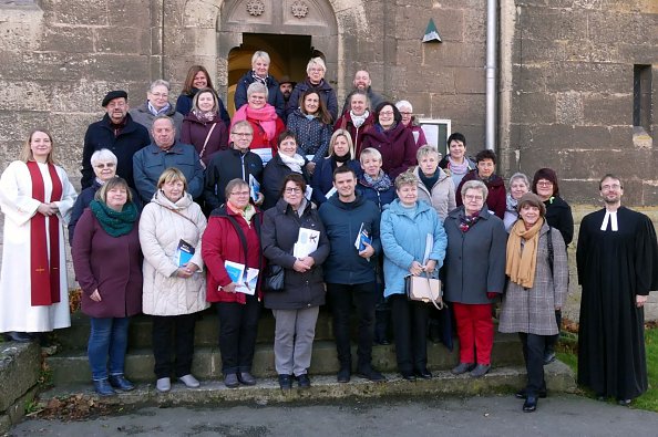 Die neuen anwesenden Gemeindekirchenräte + Laurid Bauerhin (ehemals) und einem schmunzelnd reingeschummelten Norbert Patzelt in der Kirchentür (Foto: R. Englert)