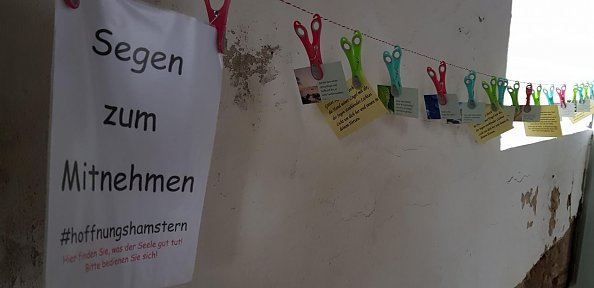 Segenskärtchen zum Mitnehmen in der Rosenkirche zu Elende  (Foto: Regina Englert)