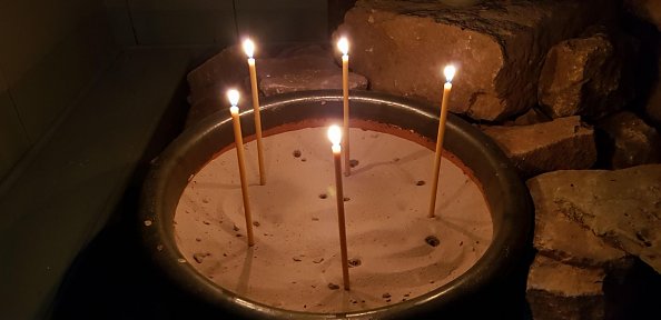 Kerzen in der Pilgerkirche in Elende (Foto: Regina Englert)