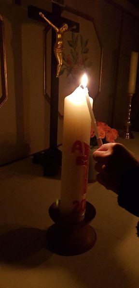 Entzünden der Osterkerze  (Foto: Regina Englert)