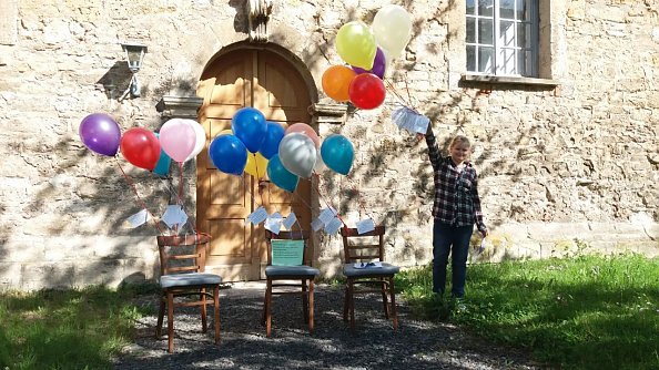 Elena Herzel befestigt die letzen Ballons bevor sie abgeholt werden (Foto: R. Englert)