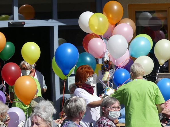 Viel Arbeit für die Mitarbeiterinnen des St. Marien-Hospitals - aber die Sonne lachte mit ihnen um die Wette (Foto: R. Englert)