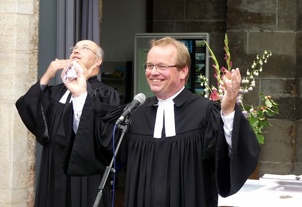 Pfarrer Büttner und im Hintergrund Pfarrer Andreas Konrath (Foto: R. Englert)