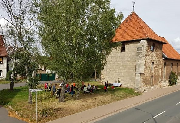 Erste Pilger treffen auf der Kirchwiese ein (Foto: Dr. Chr. Maletz)