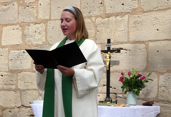 Pfarrerin Annegret Steinke predigte auf der Kirchwiese (Foto: R. Englert)