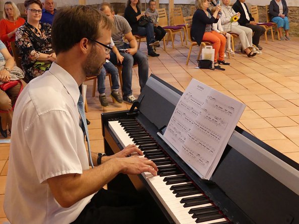 Pfarrer Michael Steinke spielte E-Piano und Gitarre für die Familien (Foto: R. Englert)