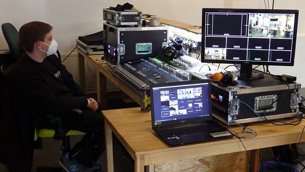 Oli Henze an der Technik in der Jugendkirche (Foto: R. Englert)