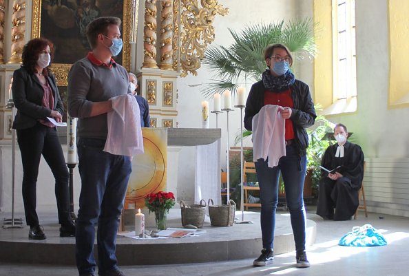 Alex und Marie als Engel - im Hintergrund Diana Wand, Superintendent Andreas Schwarze und Pfarrer Matthäus Monz (Foto: KG Bleicherode)