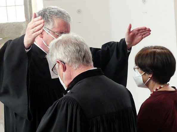 Superintendent Andreas Schwarze segnet das Ehepaar Seidel (Foto: R. Englert)