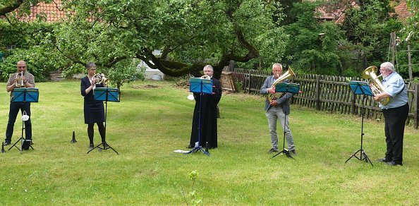 Posaunenchor in kleiner Besetzung im Pfarrgarten (Foto: R. Englert)