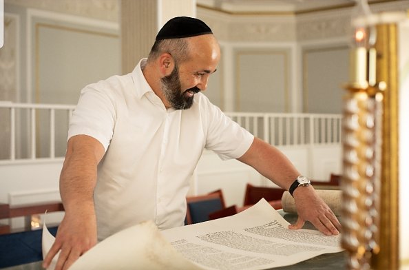 Rabbiner Yaacobov mit dem ersten Blatt der neuen Tora für die Synagoge Erfurt (c) Alice End (Foto: Alice End)