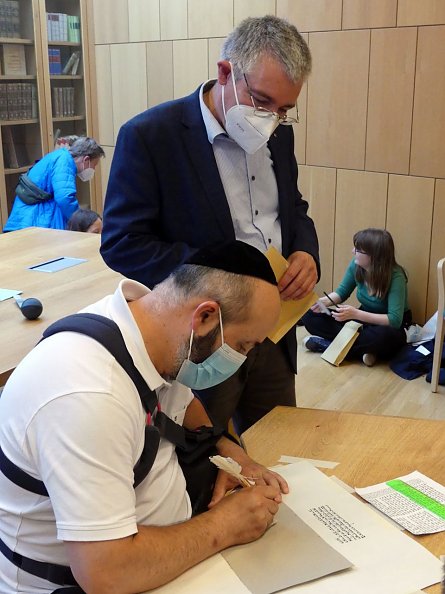 Auch für den Superintendenten schreibt der Rabbi den Namen (Foto: R. Englert)