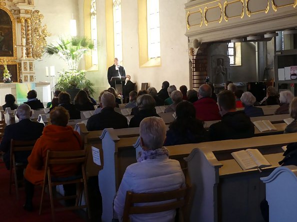 Die Kirchenbänke füllten sich schnell (Foto: R. Englert)