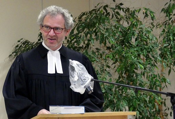 Pfarrer Klemens Müller hält die Andacht in der Nordthüringer Lebenshilfe (Foto: R. Englert)