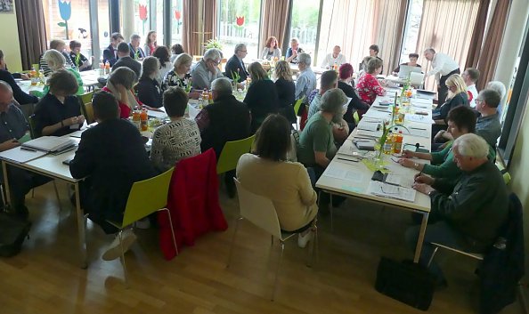 Der Speisesaal der Ev. Grundschule Nordhausen wird zum Sitzungssaal der Synodalen (Foto: R. Englert)