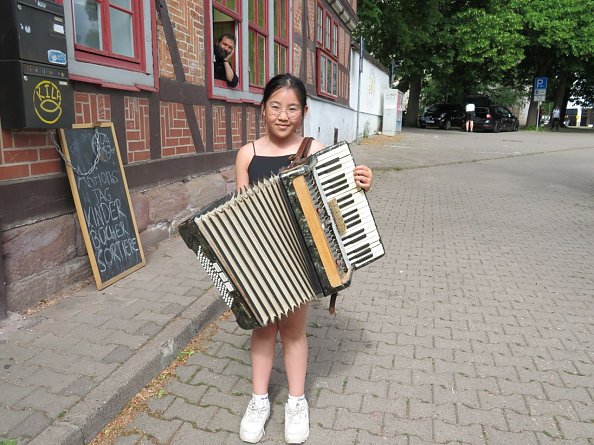 Jenny mit einem Akkordeon, von dem noch mehr gesucht werden (Foto: F. Tuschy)