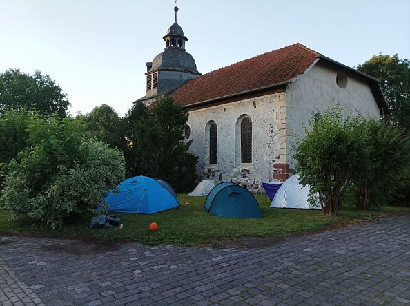 Viel los um die Kirche  (Foto: S. Hesse)